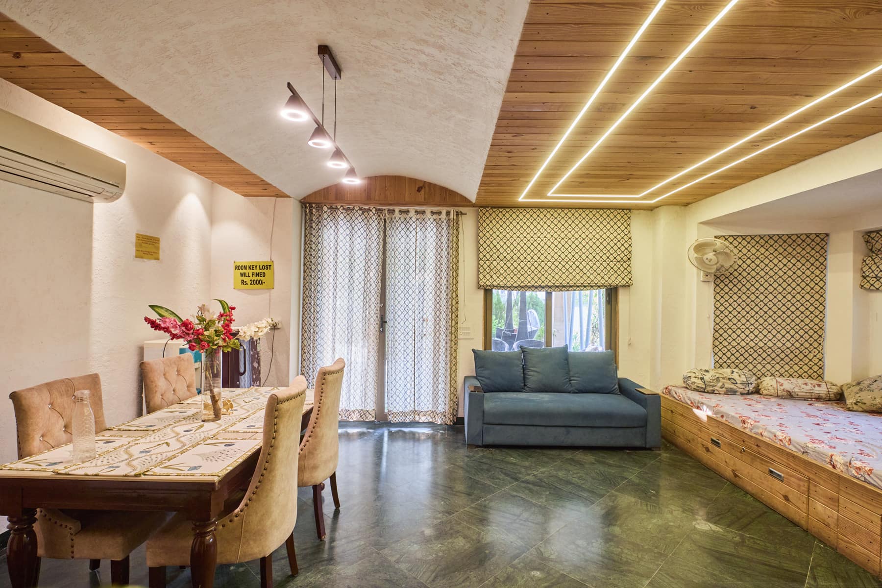 Suite living room with barrel-vaulted ceiling, dining table and daybed